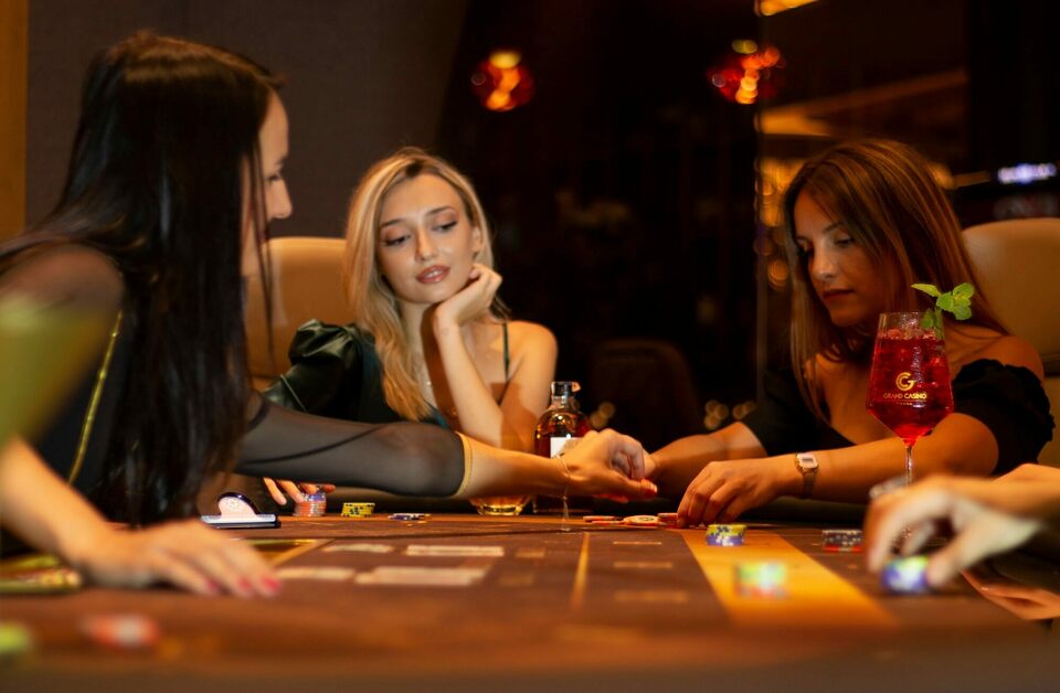 femra duke luajtur ne kazino